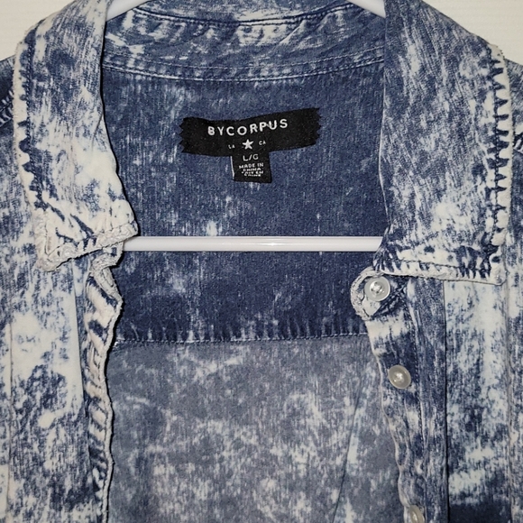 Urban Outfitters acid wash button up. Size L - Picture 3 of 4